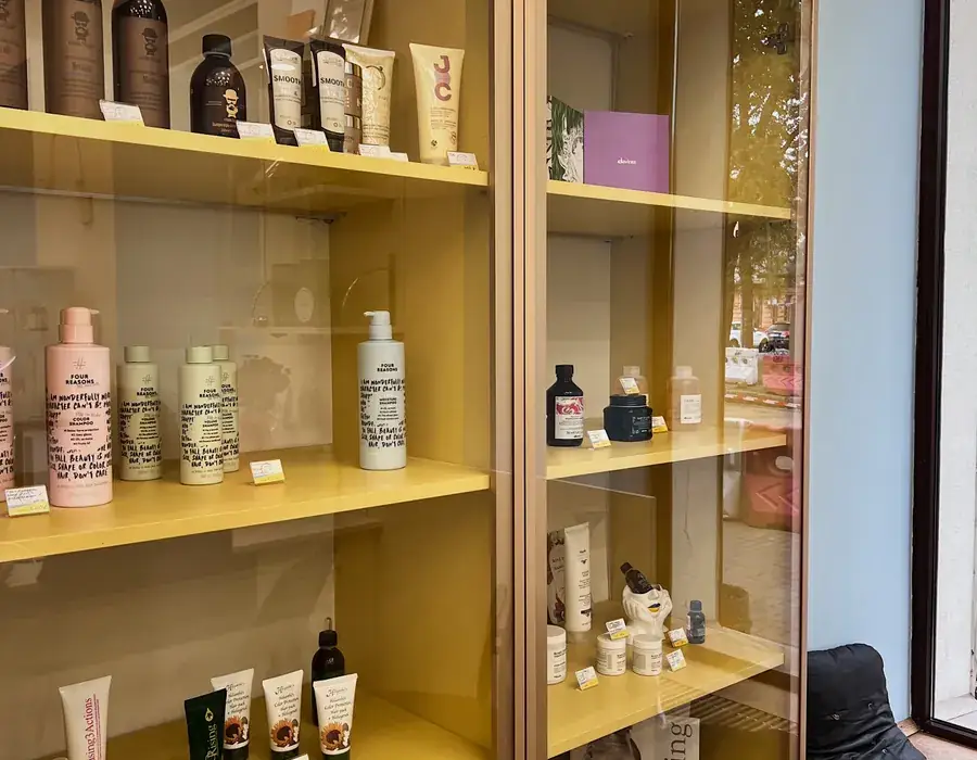 Prateleira de produtos do salão